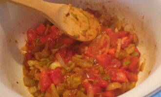 Roșiile se curăță de coajă, se taie după dorință, se adaugă la legume împreună cu pasta de tomate, turmeric sau șofran și zahăr granulat. Amestecând constant, fierbeți timp de 5 minute.
