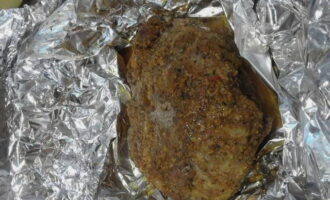 I-wrap ang karne sa foil.