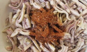 Timplahan ng red hot pepper at Korean carrot seasoning.