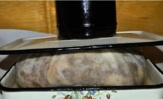 Chúng tôi cài đặt tải và để phôi trong khuôn. Đặt trên kệ tủ lạnh ít nhất 12 giờ.