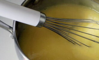 Maglagay ng mangkok na lumalaban sa init sa burner at lutuin sa katamtamang init ng mga 9-12 minuto, patuloy na pagpapakilos hanggang sa lumapot. Alisin ang curd mula sa kalan at unti-unting ihalo ang mantika - ibuhos ito sa base. Maglagay ng mangkok na lumalaban sa init sa burner at lutuin sa katamtamang init ng mga 9-12 minuto, patuloy na pagpapakilos hanggang sa lumapot. Alisin ang curd mula sa kalan at unti-unting ihalo ang mantika - ibuhos ito sa base.