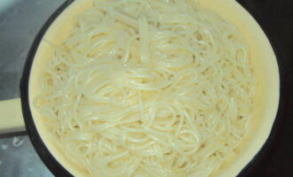Medan såsen puttrar förbereder du tillbehöret. Jag har spagetti.