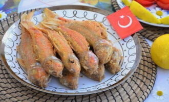Đặt cá vàng lên một đĩa đẹp mắt và mời gia đình bạn nếm thử món ăn giòn. Thưởng thức!