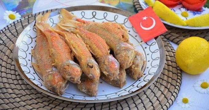 Cá đối đỏ trong chảo rán