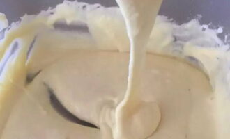 Laat het dikke beslag, dat niet langs de zijkanten loopt, 5-10 minuten staan om de gluten te consumeren. Laat het dikke beslag, dat niet langs de zijkanten loopt, 5-10 minuten staan om de gluten te consumeren.