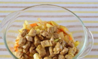 Tillsätt de brynta bitarna till resten av ingredienserna. Tillsätt de brynta bitarna till resten av ingredienserna.