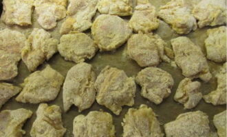 Coaceți semifabricatele timp de o jumătate de oră la 180 de grade.