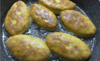 Escalfeu l'oli i fregiu els pastissos pels dos costats fins que estiguin daurats. Escalfeu l'oli i fregiu els pastissos pels dos costats fins que estiguin daurats.
