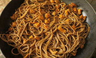 Kapag nagbago na ang kulay ng karne, lagyan ito ng buckwheat noodles at lutuin hanggang sa maging elastic ang noodles. Kapag nagbago na ang kulay ng karne, lagyan ito ng buckwheat noodles at lutuin hanggang sa maging elastic ang noodles.