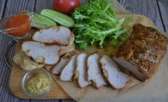 แฮมหมูอบในเตาอบพร้อมแล้ว ตัดจานร้อนแล้วเสิร์ฟ!