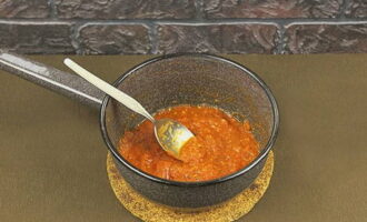 Laat de saus ongeveer 8-10 minuten op laag vuur sudderen (totdat de overtollige vloeistof is verdampt) en voeg naar smaak zout en peper toe voordat u de saus van het vuur haalt.