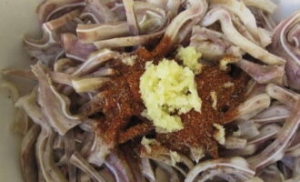 Pisilin ang binalatan na bawang sa pamamagitan ng garlic press.