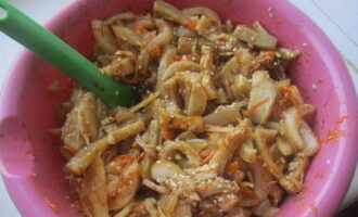 Timplahan ng pula at itim na paminta. Budburan ng sesame seeds. Ibabaw sa soy, Worcestershire at oyster sauce. Ibuhos sa rice wine at unscented oil. Pagsamahin ang mga sangkap na may masiglang paggalaw ng pagpapakilos. Takpan at palamigin nang hindi bababa sa 12 oras. Ang mga balat ng baboy ay handa na! Tangkilikin ang ulam. Bon appetit!
