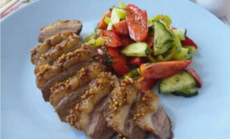We snijden de malse filet en leggen deze mooi op een bord, vullen hem aan met een salade van verse groenten en beginnen aan de maaltijd. Eet smakelijk!