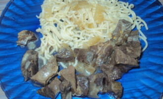 Dela tillbehöret i portionsbitar och toppa med läcker sås. Ät gott och njut. Smaklig måltid!