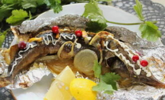 Ngay sau khi cá được nướng xong, hãy đặt cá lên đĩa trực tiếp trong giấy bạc và trang trí theo ý thích của bạn, chẳng hạn như với lưới sốt mayonnaise, quả mọng và chanh tươi. Chúc ngon miệng!