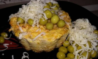 El suflé dietètic de pollastre al forn està llest. Decora al teu gust, serveix i gaudeix!