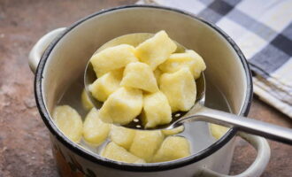 Kook water in een pan met een snufje zout. Laten we de dumplings hier neerleggen. Koken vanaf 30 seconden na het opduiken. Kook water in een pan met een snufje zout. Laten we de dumplings hier neerleggen. Koken vanaf 30 seconden na het opduiken.