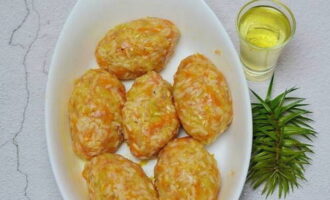 Formem costelles netes de la barreja. Col·loqueu-los en una safata de forn.