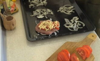 Bedek de tomaten met mayonaisegaas.