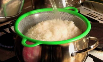 Sa isang palayok ng kanin, pakuluan ang 2 tasa ng malinis na tubig. Ibuhos ang hugasan na bigas sa tubig na kumukulo, magdagdag ng asin, ihalo ang lahat at lutuin ito sa mababang init sa loob ng 15-17 minuto mula sa simula ng kumukulo. Subukan ang kanin para sa doneness at magluto para sa isa pang 5 minuto, na sakop, pagpapakilos paminsan-minsan. Ilagay ang pinakuluang bigas sa isang colander at banlawan ng tubig na kumukulo. Sa isang palayok ng kanin, pakuluan ang 2 tasa ng malinis na tubig. Ibuhos ang hugasan na bigas sa tubig na kumukulo, magdagdag ng asin, ihalo ang lahat at lutuin ito sa mababang init sa loob ng 15-17 minuto mula sa simula ng kumukulo. Subukan ang kanin para sa doneness at magluto para sa isa pang 5 minuto, na sakop, pagpapakilos paminsan-minsan. Ilagay ang pinakuluang bigas sa isang colander at banlawan ng tubig na kumukulo.