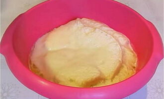 Pagkatapos ng oras na ito, ibuhos ang natitirang bahagi ng pinainit na gatas sa mangkok para sa pagmamasa ng kuwarta, basagin ang mga itlog dito, ibuhos ang gulay at tinunaw na mantikilya at magdagdag ng asin at ang natitirang asukal. Haluing mabuti ang mga sangkap na ito. Pagkatapos ay ibuhos ang halo sa halo na ito at ihalo muli.