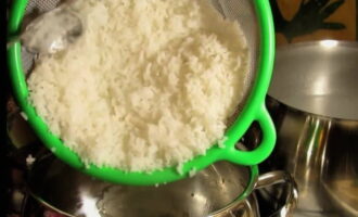 Pagkatapos ay ibuhos ang pinakuluang kanin sa parehong kawali. Pagkatapos ay ibuhos ang pinakuluang kanin sa parehong kawali.