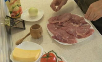 Bestrooi het gehakte vlees naar eigen smaak met zout en zwarte peper.