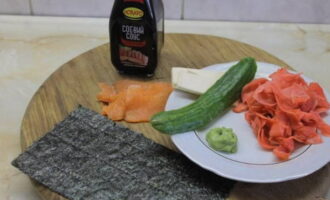 Apoi pregătiți ingredientele rămase pentru rulouri conform rețetei.Tăierea lor corectă este importantă.