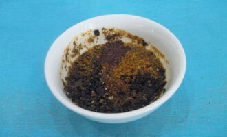 Häll sojasås i en skål, tillsätt salt, svartpeppar och utvalda kryddor. Blanda sedan dessa ingredienser väl.