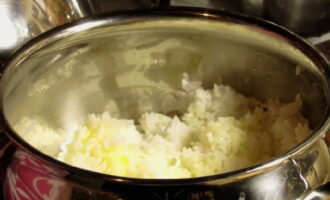 Magdagdag ng kaunting mantikilya sa kanin ayon sa gusto mo, haluin at hayaang matarik ang side dish sa loob ng 15 minuto. Pagkatapos ng oras na ito, ang lutong malambot na bigas ay maaaring ihain bilang isang side dish para sa anumang ulam. Bon appetit! Magdagdag ng kaunting mantikilya sa kanin ayon sa gusto mo, haluin at hayaang matarik ang side dish sa loob ng 15 minuto. Pagkatapos ng oras na ito, ang lutong malambot na bigas ay maaaring ihain bilang isang side dish para sa anumang ulam. Bon appetit!