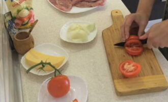 Tomaten, bij voorkeur vlezige variëteiten, in dunne halve cirkels gesneden.