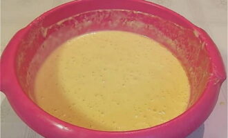 Pagkatapos ng isang oras, pukawin muli ang kuwarta, at ito ay tumira. Maaari kang maghurno ng mga pancake mula sa yari na yeast dough na may gatas.