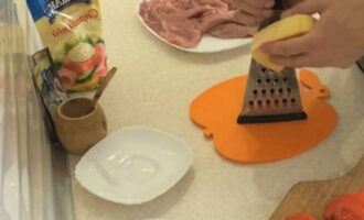 Maal de harde kaas op een grove rasp.