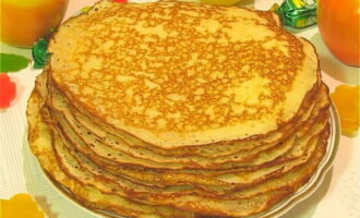 Mainam na painitin ang kawali at pahiran ito ng kaunti ng mantika bago ang unang pancake, at pagkatapos ay hindi mo na kailangang mag-grasa ito. Ibuhos ang batter sa isang mainit na kawali sa isang manipis na layer at ihurno ang mga pancake sa katamtamang init hanggang sa ginintuang kayumanggi sa magkabilang panig. Ang mga pancake na may lebadura na may gatas ay handa na! Ihain ang mga pancake na mainit na may anumang topping. Bon appetit!