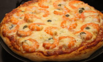Verwarm de oven voor op 220-250 graden, niet minder, en bak de pizza (gemiddeld 10 minuten). Serveer garnalenpizza, thuis bereid en in de oven heet. Eet smakelijk!