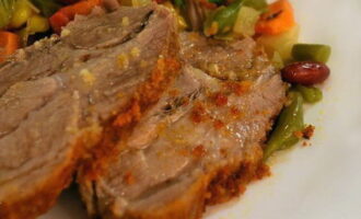 Phục vụ cổ heo nướng trong giấy bạc trong lò khi còn nóng, với một đĩa rau ăn kèm, hoặc sau khi nguội, cắt lát cho bất kỳ bàn ăn nào. Chúc ngon miệng!