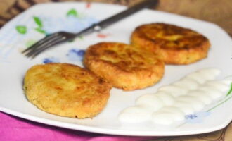 Cu ajutorul mâinilor, formați mici cotlet din această masă, tăvăleți bine în făină și prăjiți până se rumenesc pe ambele părți într-o tigaie cu ulei vegetal încălzit. Serviți piureul de cartofi pregătit fierbinte, acoperit cu orice sos. Poftă bună!