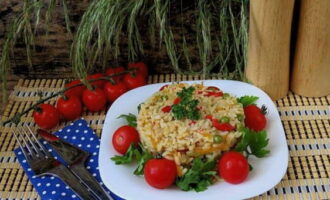 ข้าวกับผักในกระทะพร้อม! ตกแต่งจานตามชอบแล้วเสิร์ฟเป็นมื้อเย็นได้ อร่อย! 