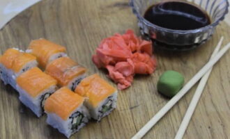 Tăiați rulada Philadelphia pregătită în 6 bucăți egale și serviți cu ghimbir, pastă de wasabi și sos de soia. Poftă bună! 