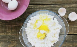 Vafele cu caș sunt foarte ușor de preparat. Brânza de vaci moale se frământă, se bat ouăle și se adaugă ingredientele uscate: zahăr granulat, vanilină și sare.