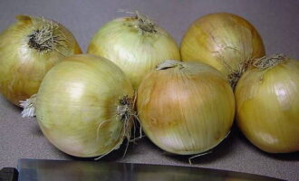 Gọt vỏ hành tây.