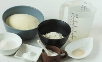 Samla ingredienser till läckra pannkakor.