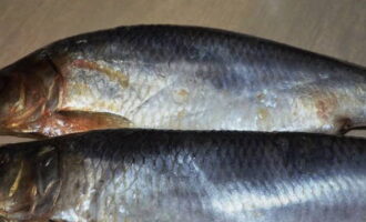 Una, alisin ang isda sa freezer at iwanan ito nang magdamag sa ilalim na istante ng refrigerator.