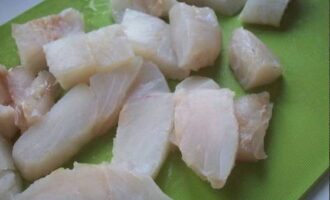 Torsk i stekpanna tillagas snabbt och gott. Vi tvättar fiskfilén försiktigt med vatten och torkar den, skär i små skivor.