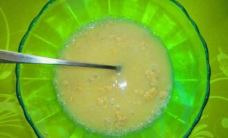 Ang kuwarta ng Lenten ay inihanda nang mabilis at madali. Paghaluin ang tuyong lebadura at asukal sa maligamgam na tubig. Mag-iwan sa isang mainit na lugar sa loob ng 15 minuto.