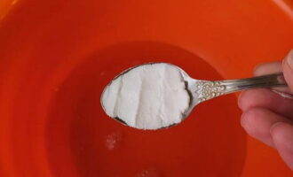 Turnați sucul de mere într-un castron adânc. Adaugă sifon aici.
