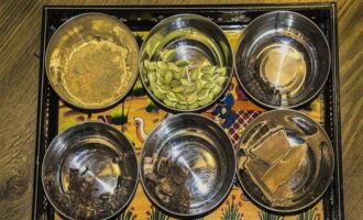 Gia vị Masala – quế, đinh hương, hạt tiêu đen, bạch đậu khấu xanh, bột gừng, bạch đậu khấu đen.