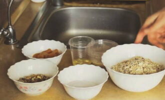 Chuẩn bị nguyên liệu làm bánh kẹo Mùa Chay.
