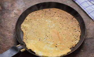 Kapag ang mga gilid ay naging ginintuang kayumanggi, ibalik ang pancake sa ibabaw ng inihurnong bahagi. Kaya, gamitin ang lahat ng kuwarta.
